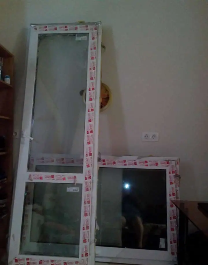 Продам раму и дверь(балконный блок б/у, с новостройки). Можно или вместе или отдельно. Окно размер 90х150; дверь размер, фотография 2