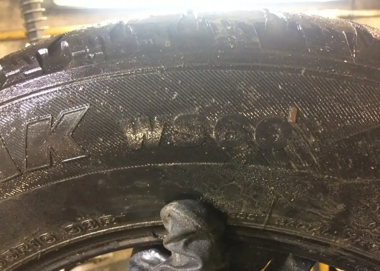 шина б/у Bridgestone Blizzak WS60 215/65 R16 98R, фотография 5
