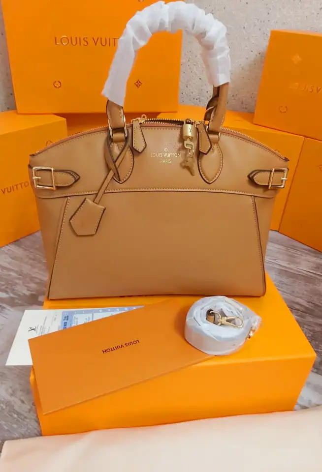 Сумка женская Louis Vuitton Lock It MM светло-коричневая, фотография 10