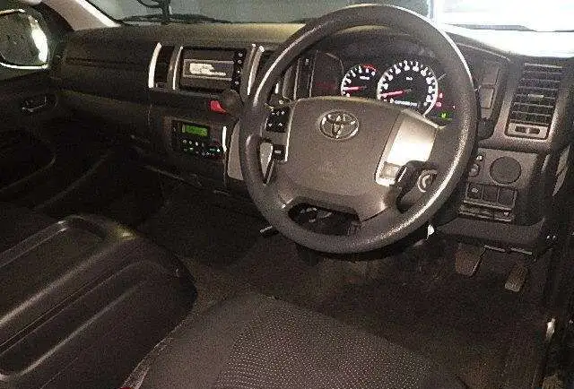 Грузопассажирский микроавтобус Toyota Hiace Van кузов GDH201V 5 мест 1,2 тн гв 2018, фотография 3