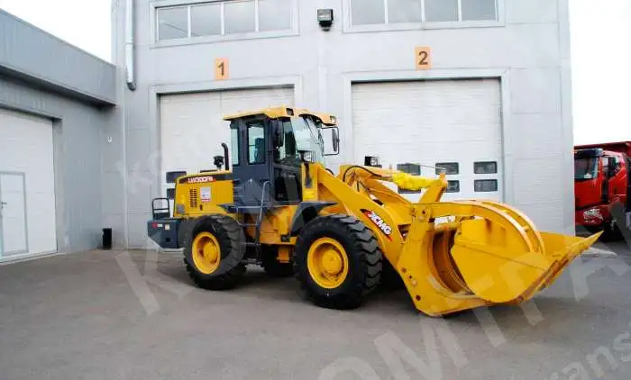 фронтальный погрузчик XCMG LW300FN с лесозахватом, фотография 2
