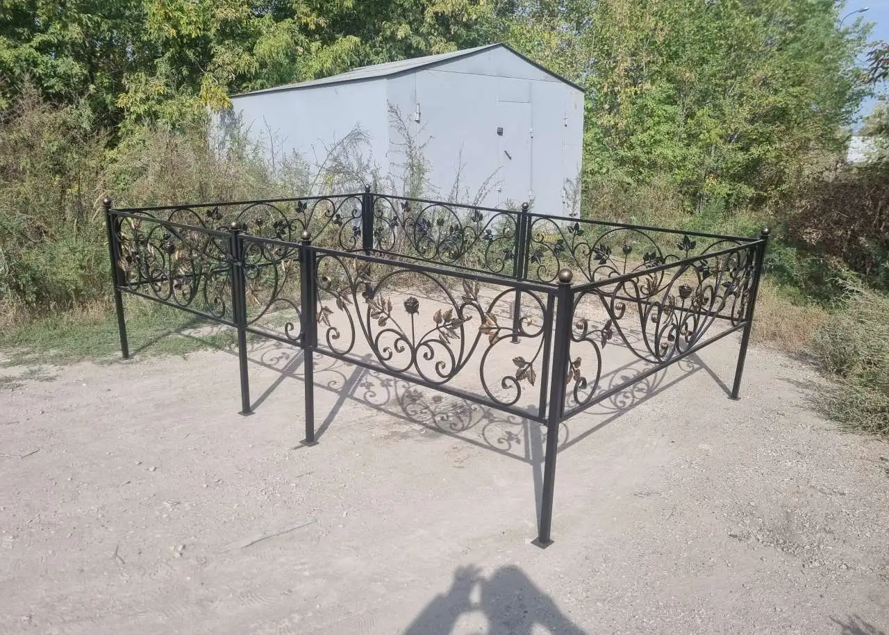 Ограды на кладбище. Кованые кресты, столики, лавочки., фотография 3