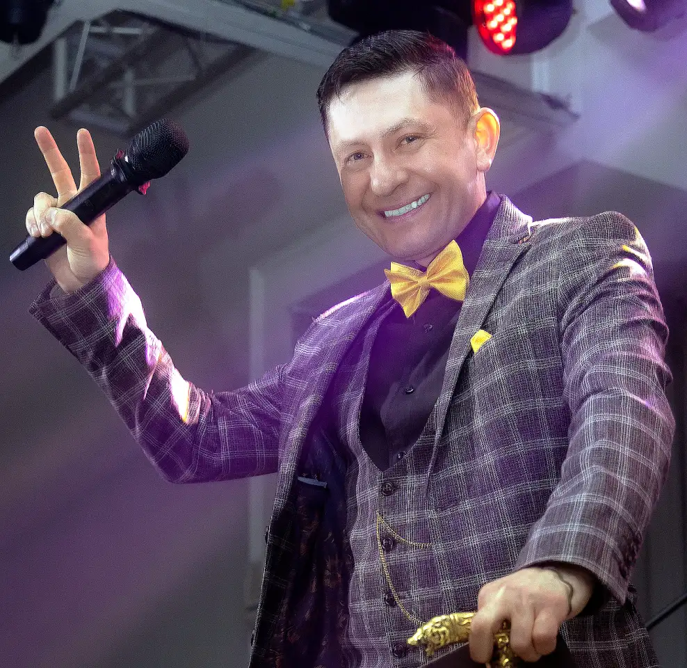 ВЕДУЩИЙ, ПЕВЕЦ - АЛЕКСЕЙ БАТАЛОВ, фотография 2