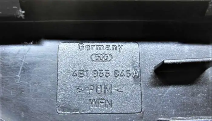 Кронштейн шланга омывателя стекла (левый) - Audi A6 )  C5, AEB, фотография 4