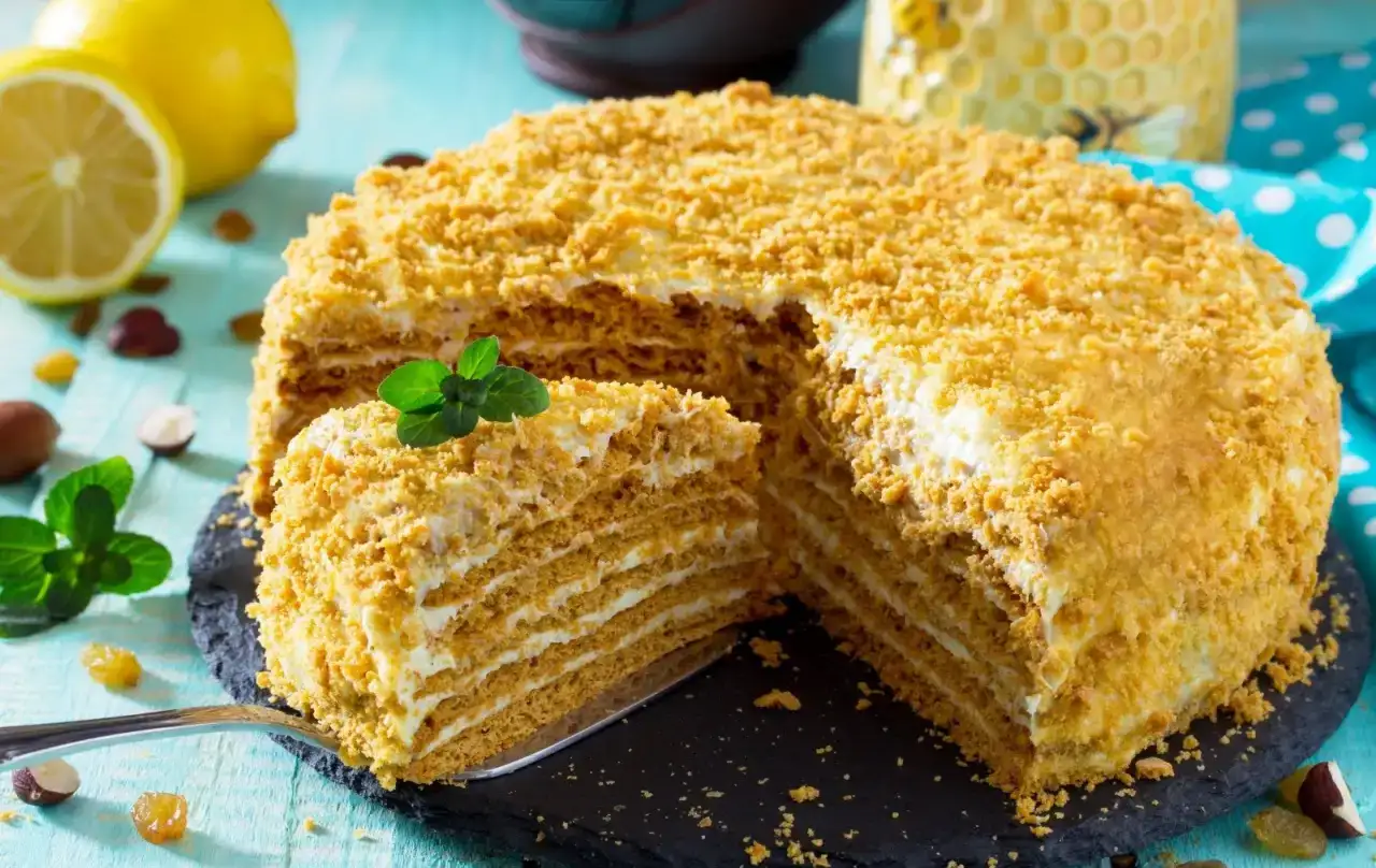 Вкусные домашние тортики со сметанным кремом например медовый, норка крота с бананами, Наполеон. Цена 750 гр. 500 руб., фотография 1