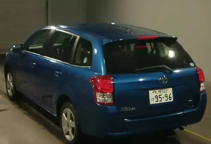 Toyota Corolla Fielder полноприводный универсал, фотография 2