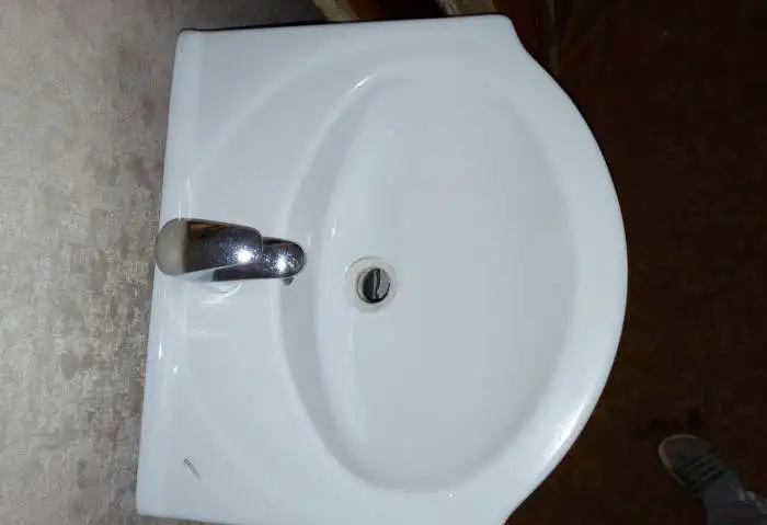 Тумба с раковиной и смесителем, фотография 4